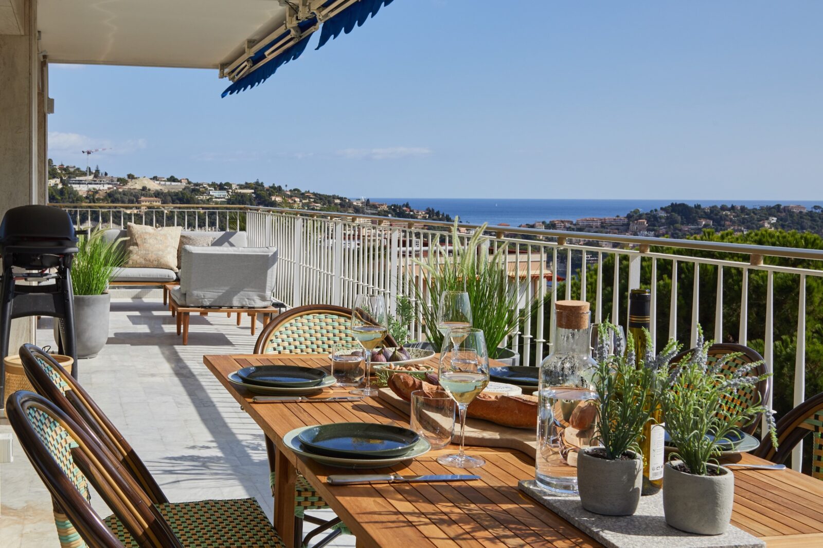 Villefranche apartment holiday home terrace dining table ocean view