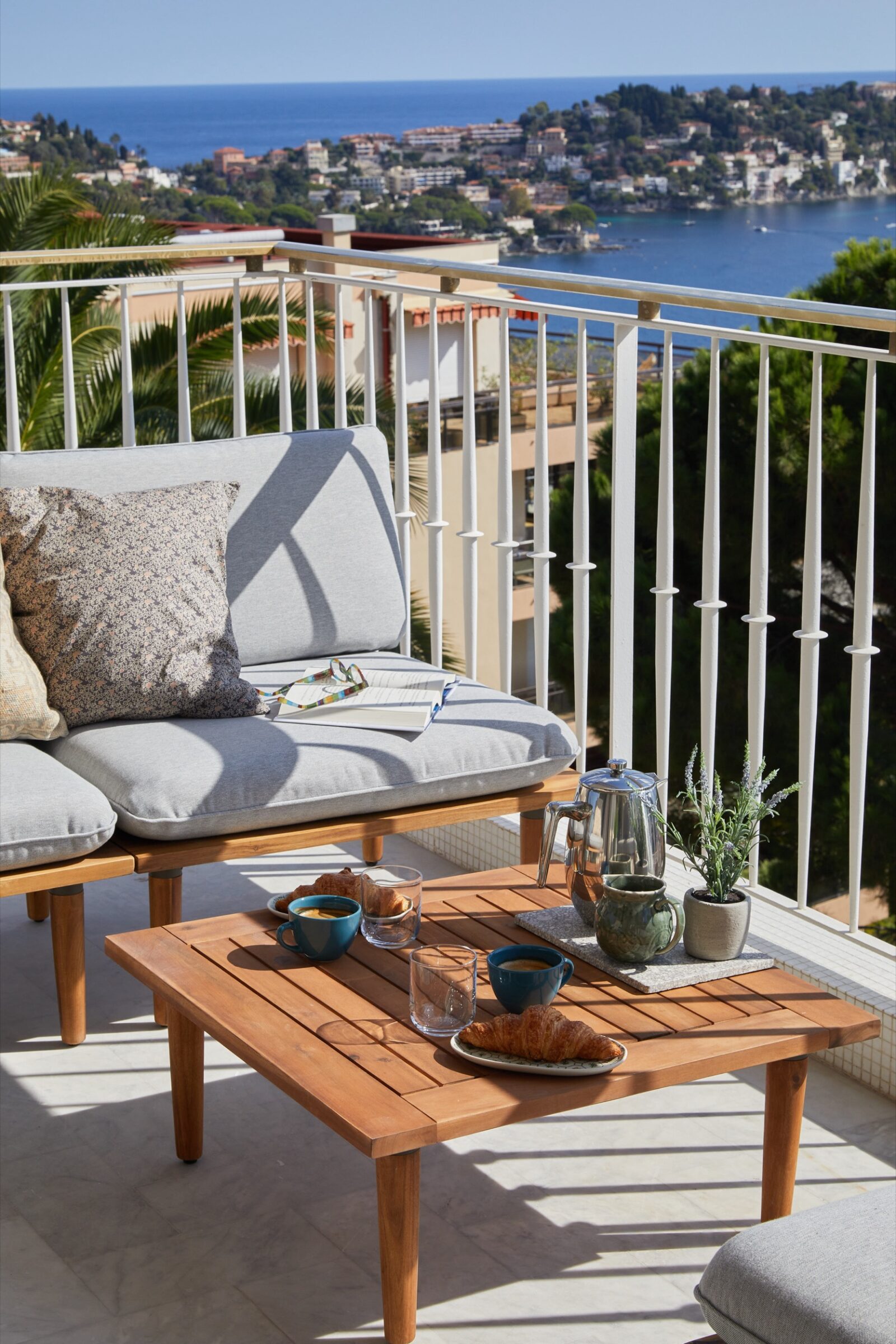 Villefranche apartment holiday home terrace lounge area ocean