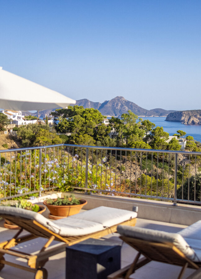 Mallorca apartment holiday home terrace ocean view sun loungers